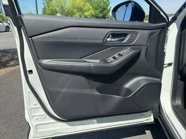 Used 2025 White/off-white Nissan SL image 20