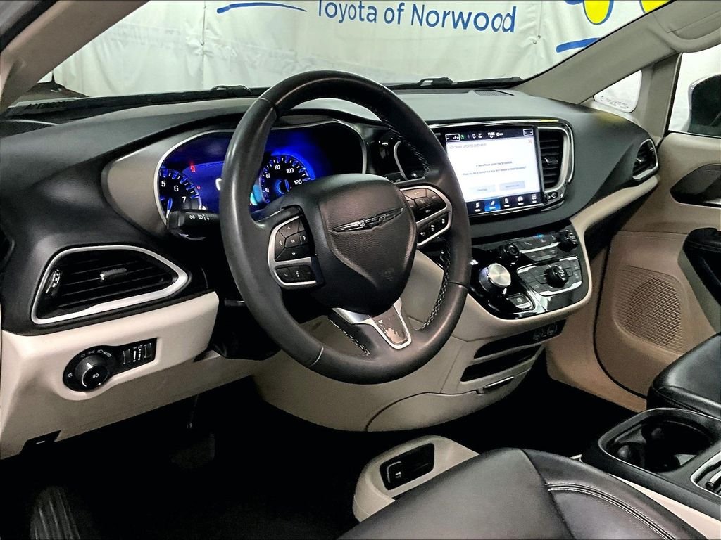 Used 2023 Silver Chrysler Touring L image 8