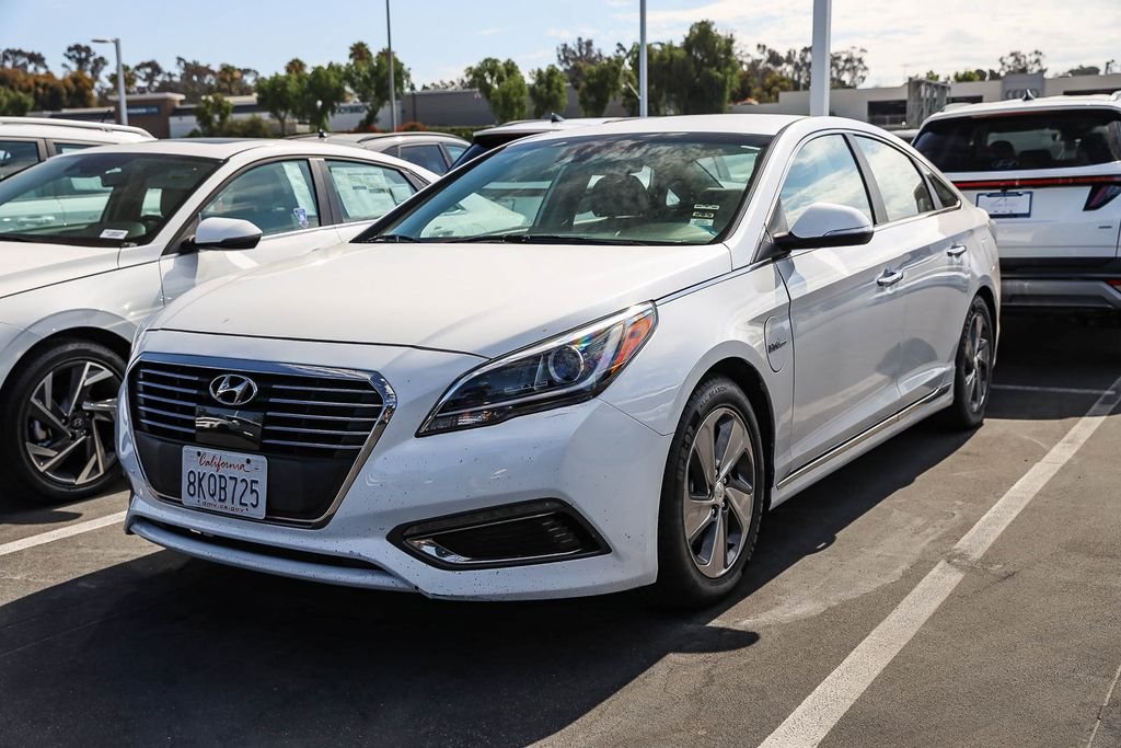 Used 2017 White Hyundai Limited image 3