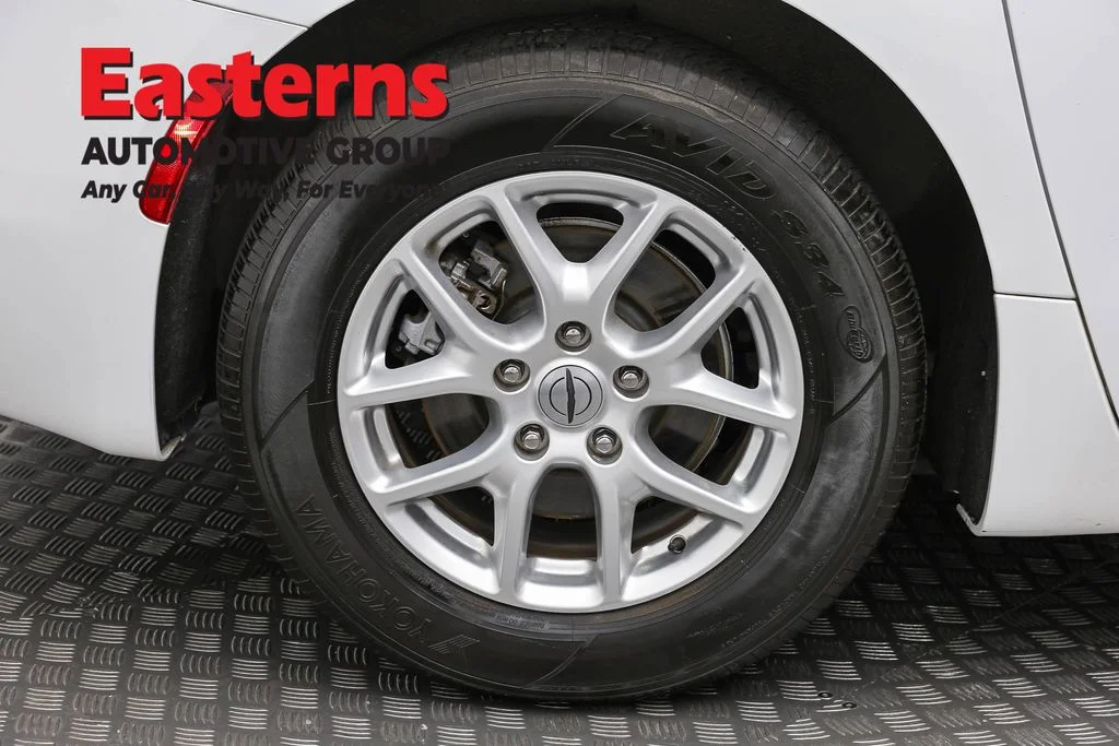 Used 2022 White Chrysler LX image 8