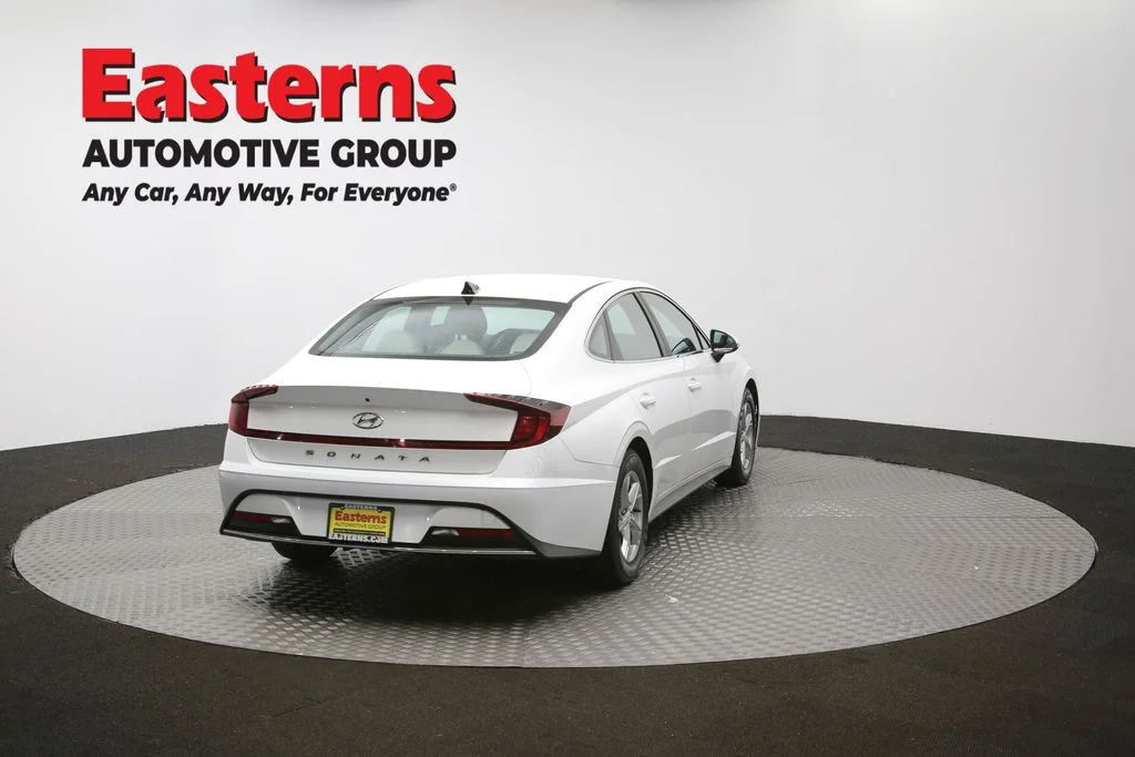 Used 2022 White Hyundai SE image 35