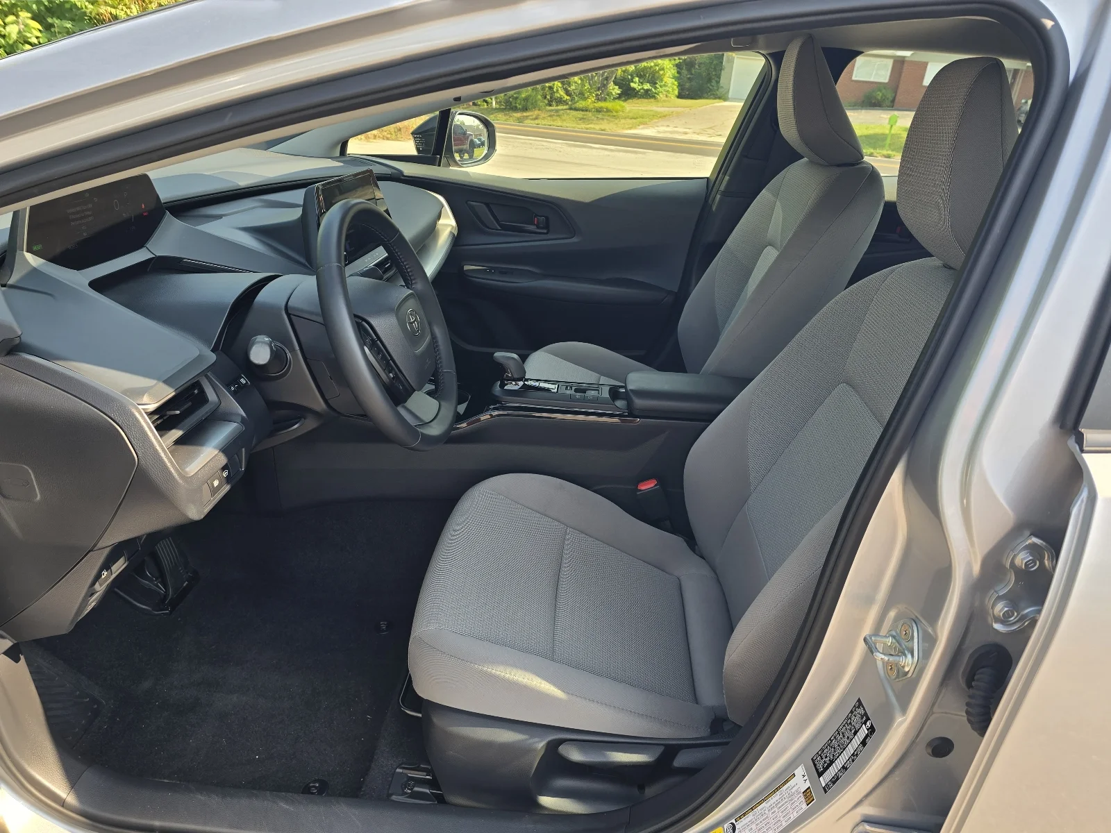 2025 Toyota Prius LE - Photo 12