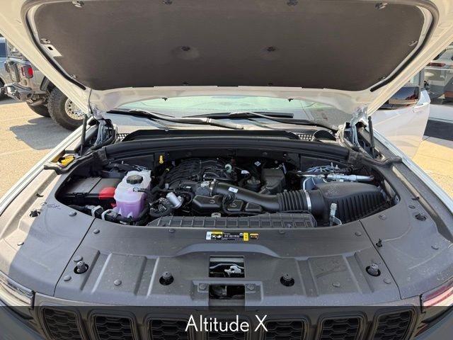 New 2025 Bright White Clear-Coat Exterior Paint Jeep Altitude X image 13