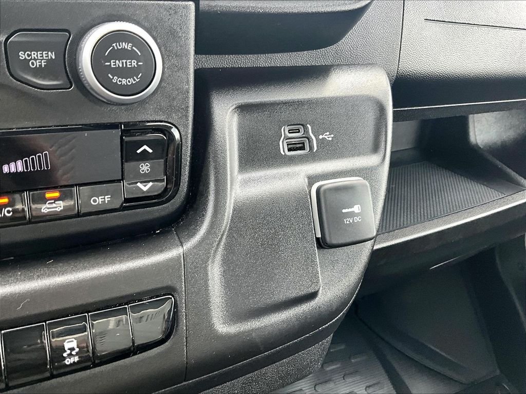 Used 2025 White Ram Base image 27