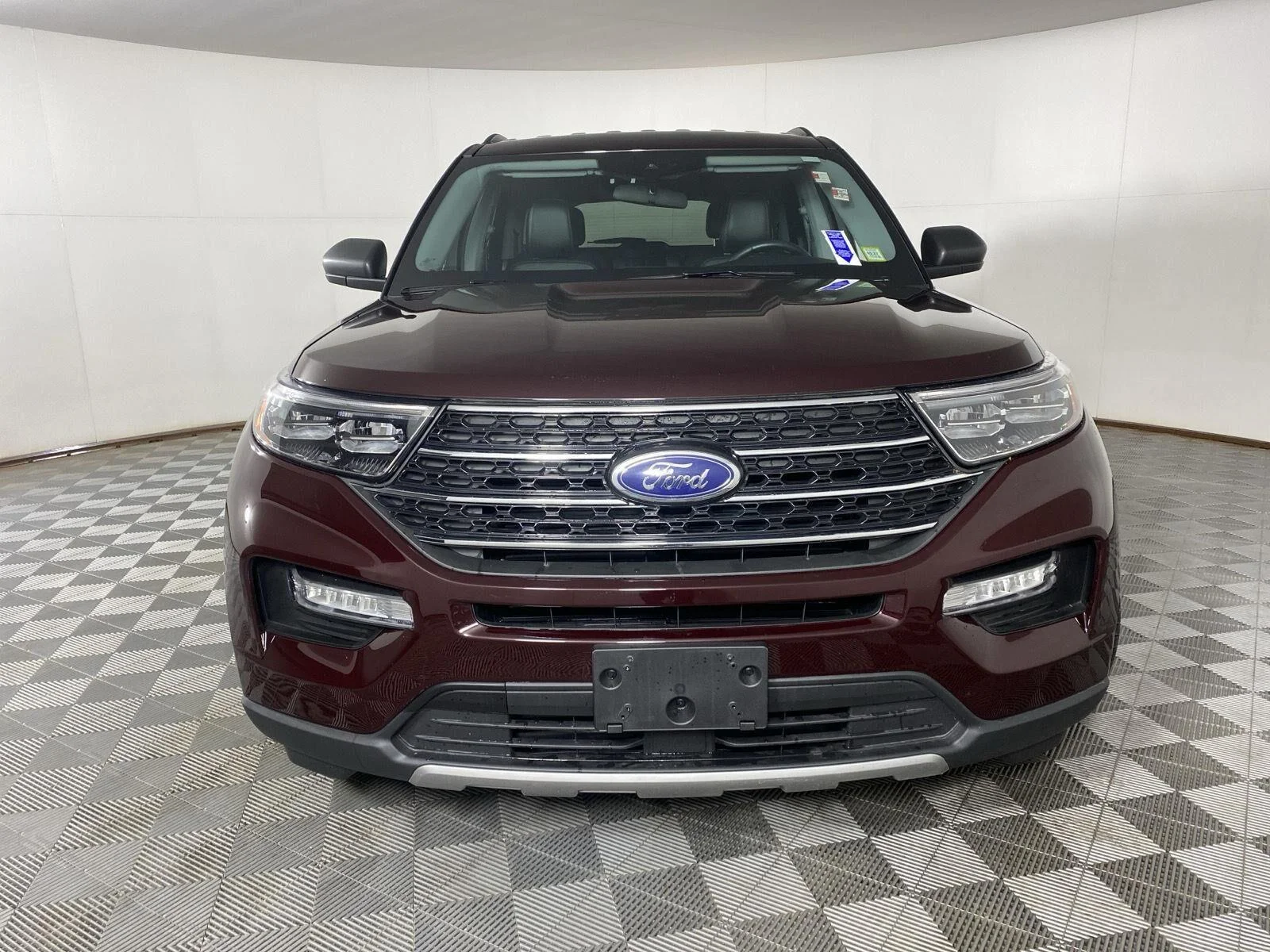 Used 2023 Jewel Red Metallic Tinted Clearcoat Ford XLT image 3