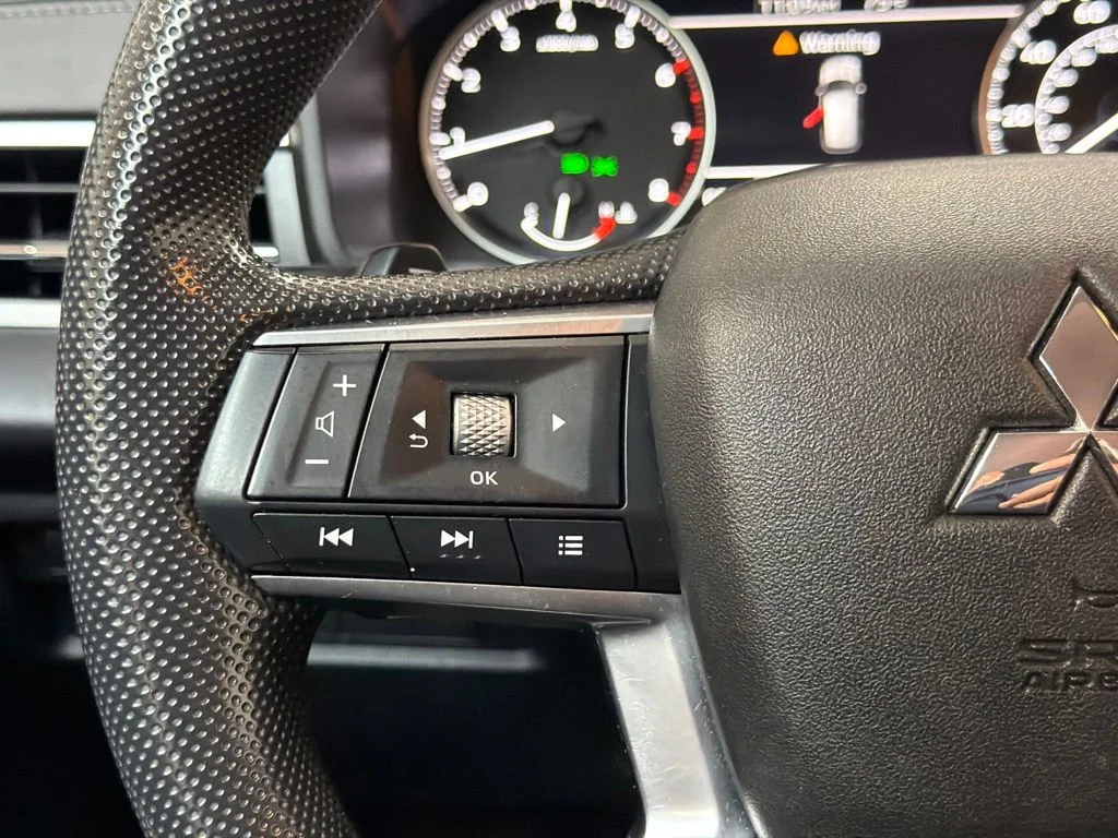 Used 2023 White Mitsubishi ES image 14