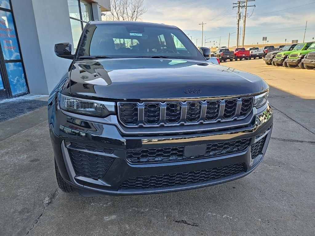 New 2026 Diamond Black Crystal Pearl-Coat Exterior Paint Jeep Altitude image 16