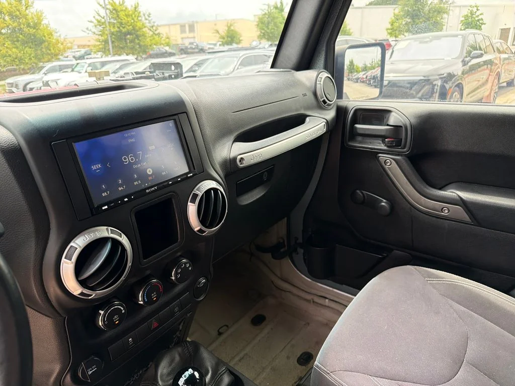 Used 2015 White Jeep Rubicon image 24