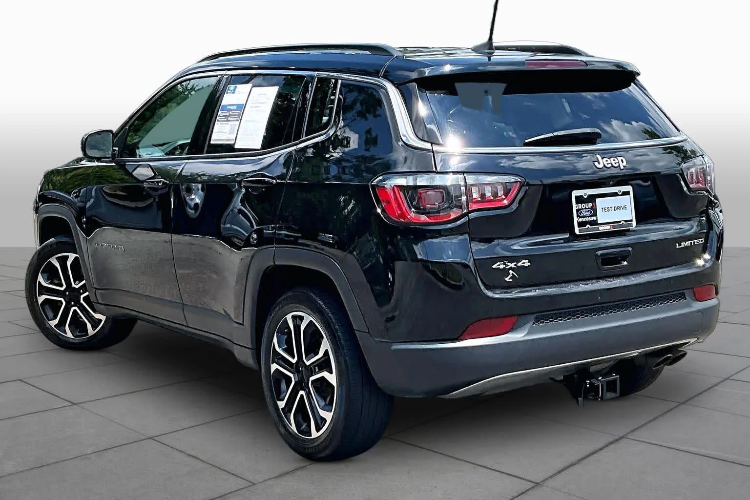 Used 2022 Diamond Black Crystal Pearlcoat Jeep Limited image 12