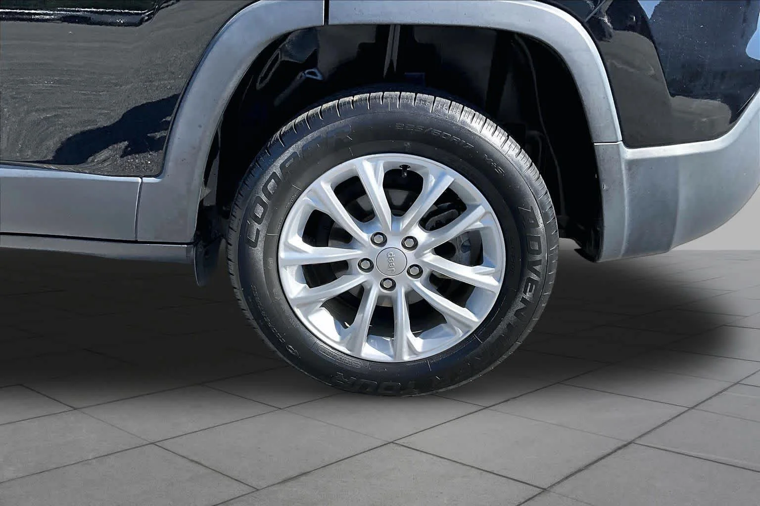 Used 2021 Diamond Black Crystal Pearlcoat Jeep Latitude image 10