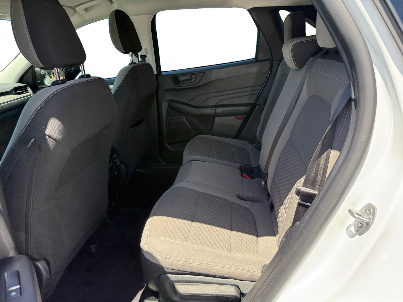 Used 2022 Oxford White Ford SE image 16