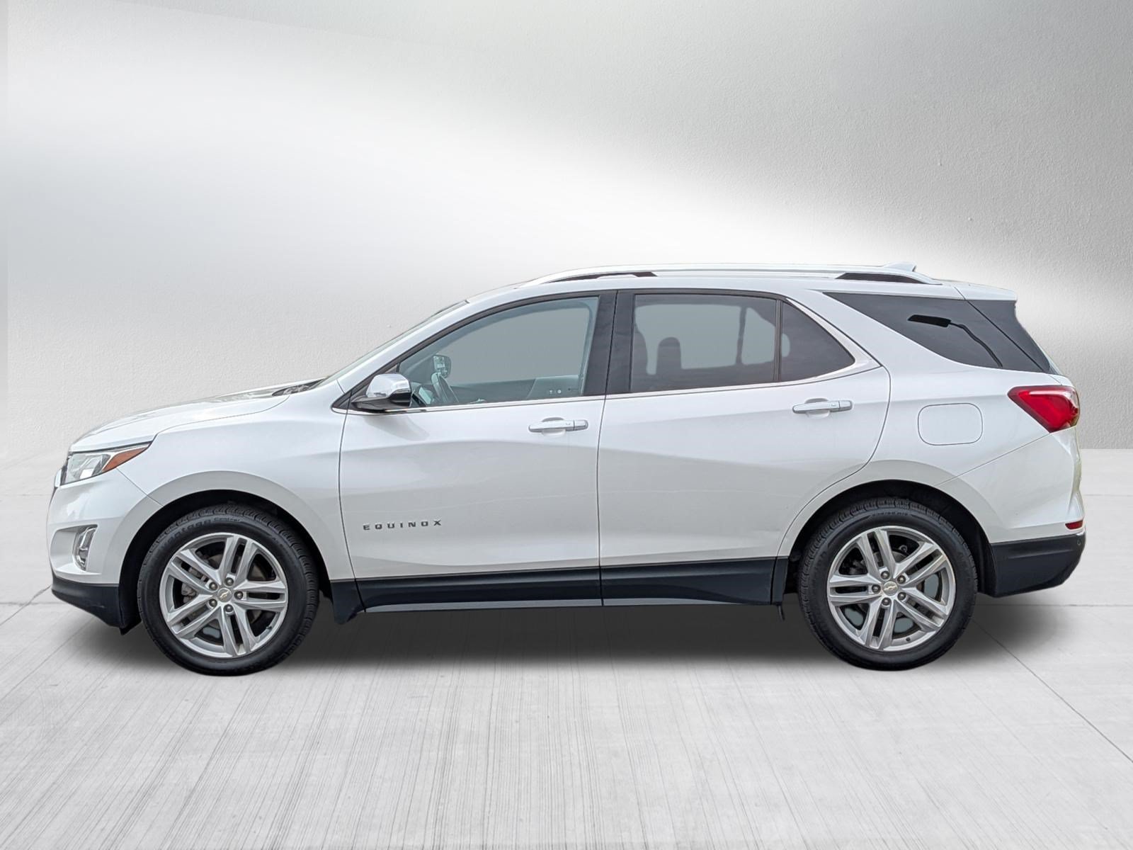 Used 2019 Iridescent Pearl Tricoat Chevrolet Premier image 4