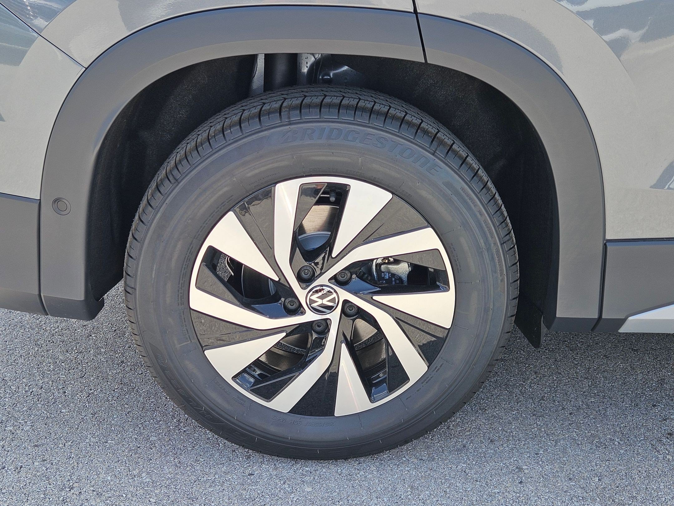 New 2026 Platinum Gray Metallic Volkswagen S image 18
