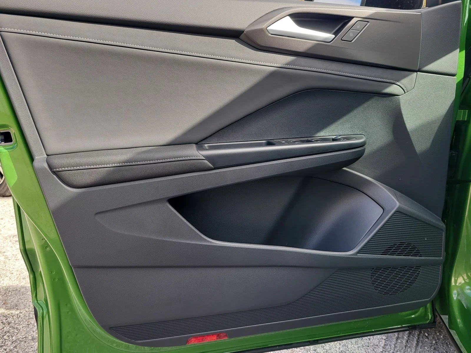New 2026 Bright Moss Green W/Deep Black Roof Volkswagen 1.5T SE Black image 16