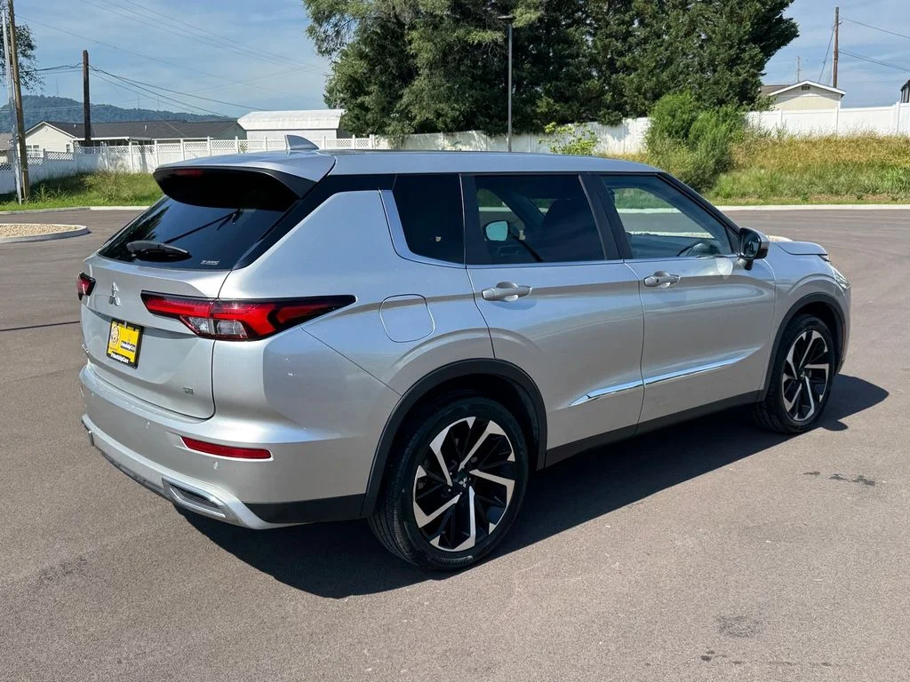 Used 2022 Silver Mitsubishi  image 4