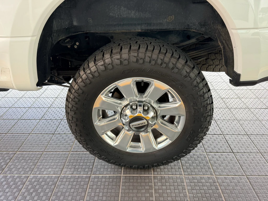 Used 2018 White Platinum Metallic Tri-Coat Ford Platinum image 29