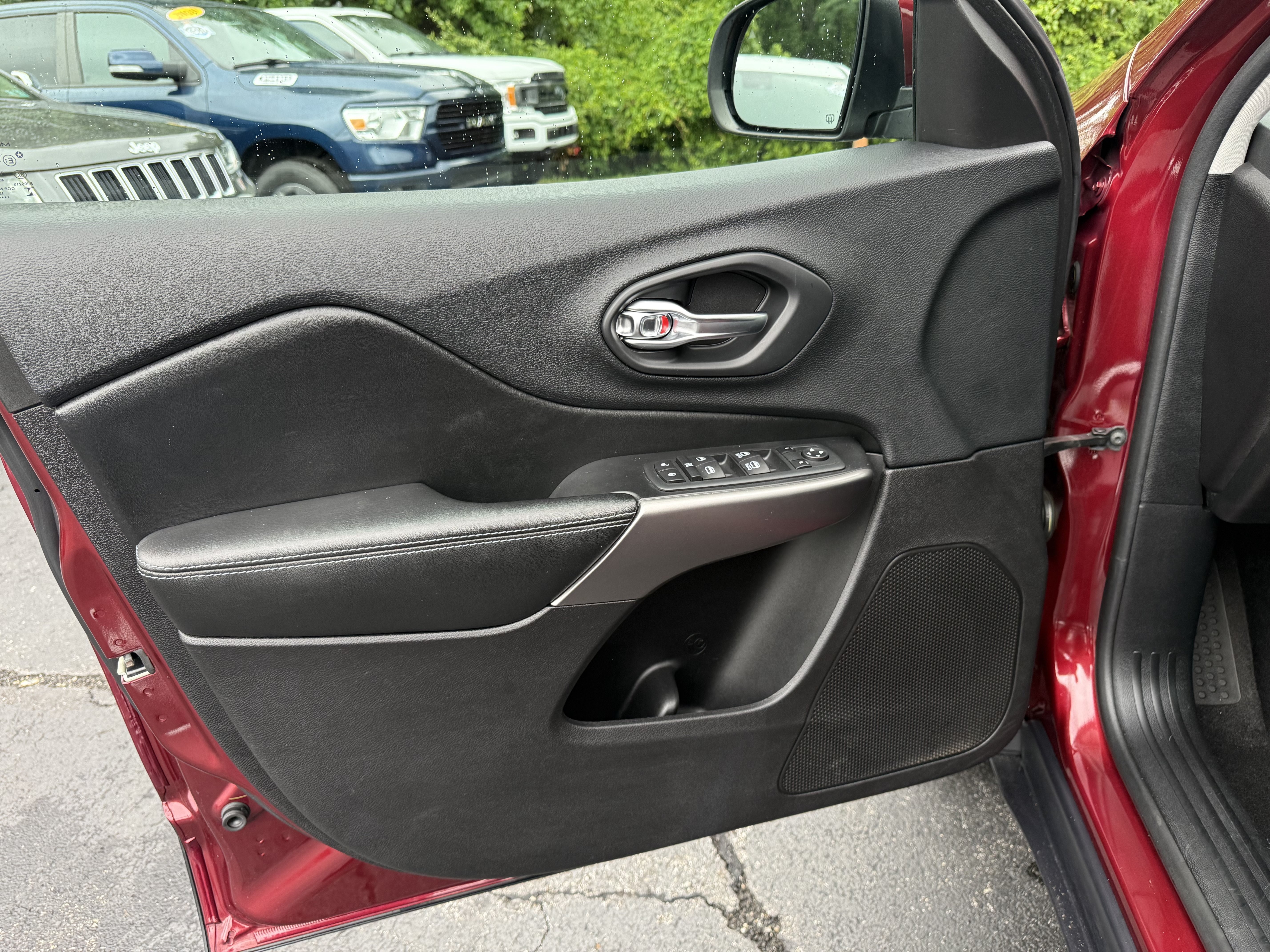 Certified Used 2020 Velvet Red Pearlcoat Jeep Latitude Plus image 10