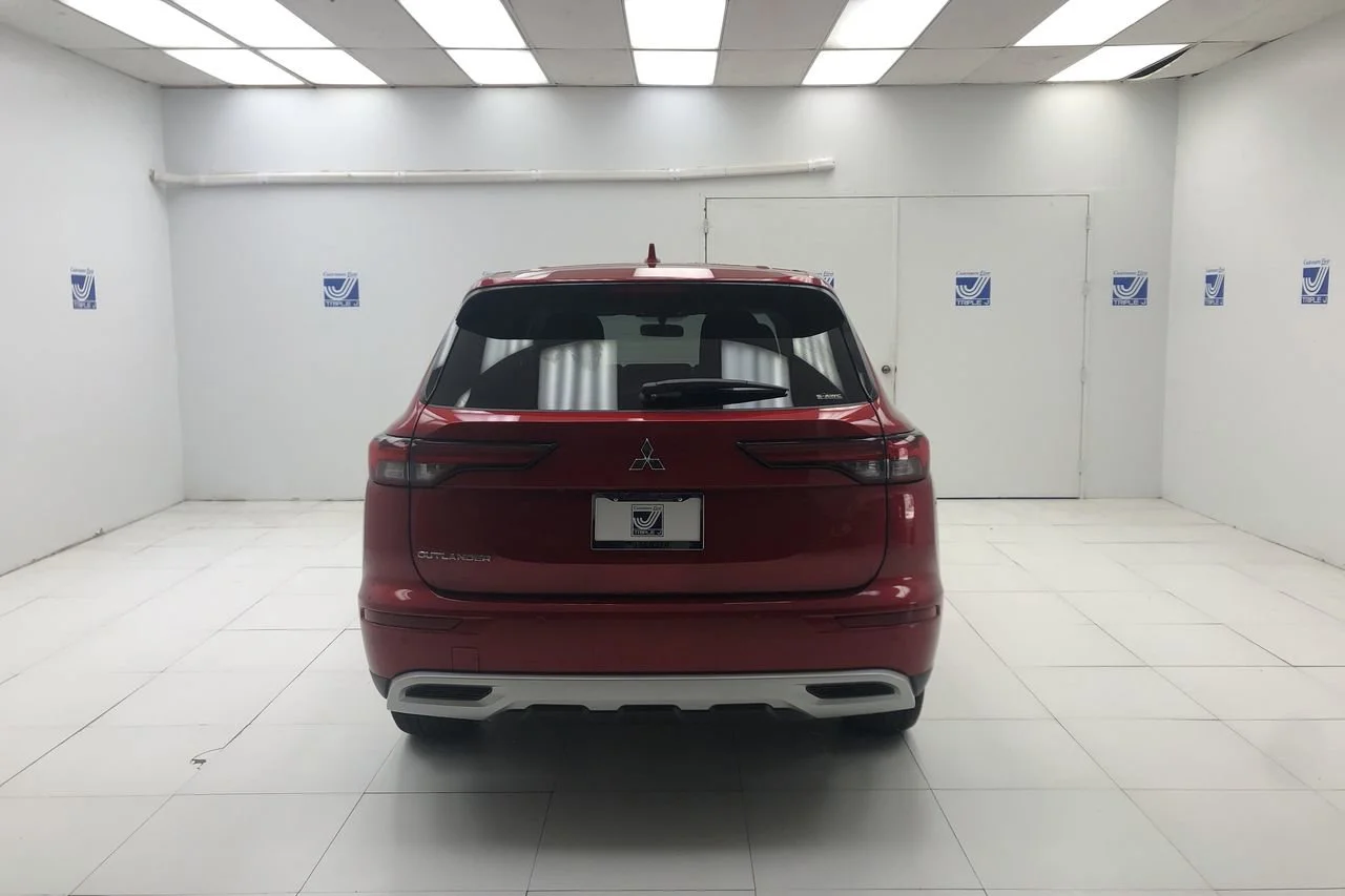 Used 2022 Red Diamond Mitsubishi  image 7