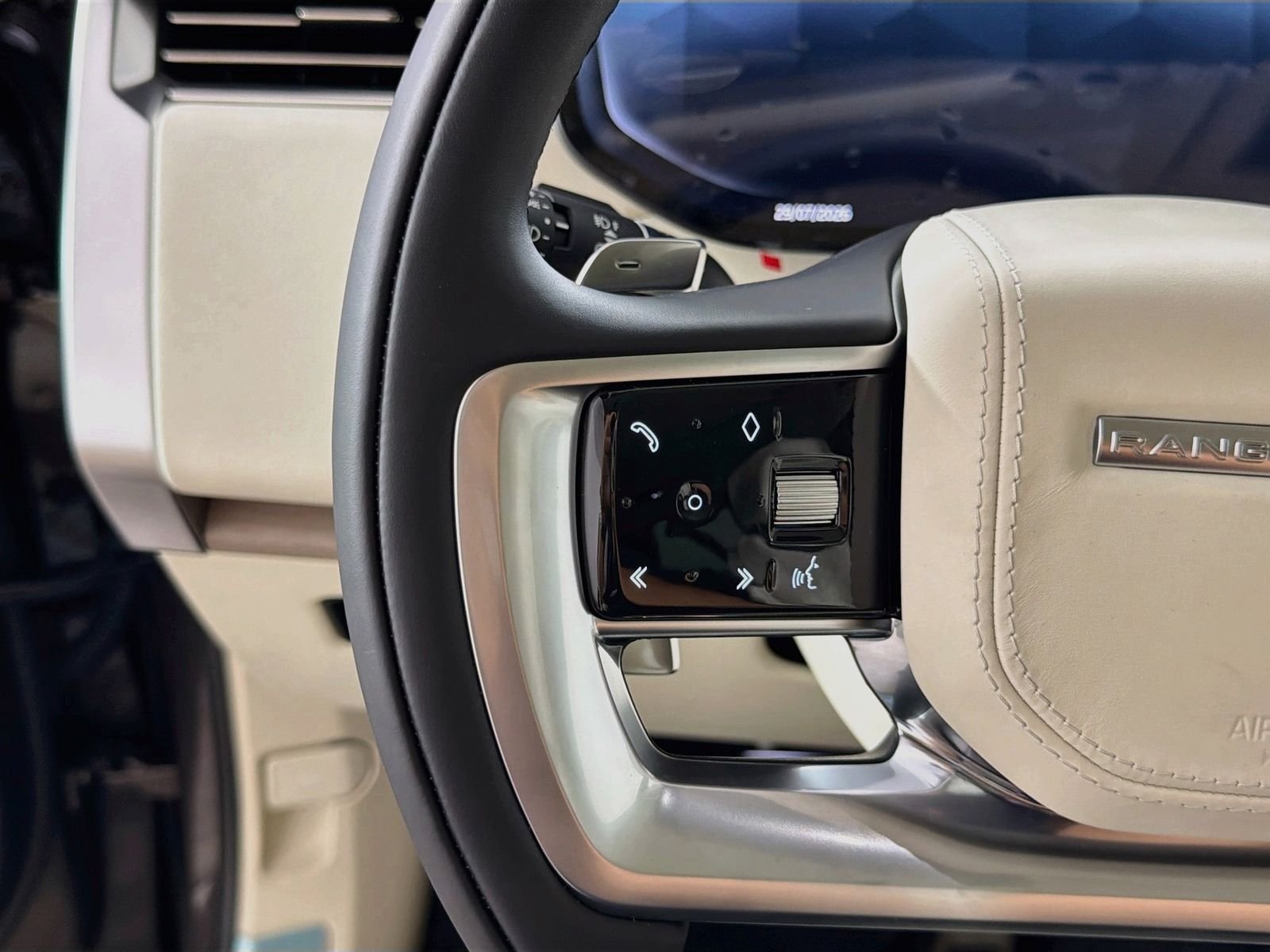 New 2026 Charente Grey LAND ROVER SE image 11