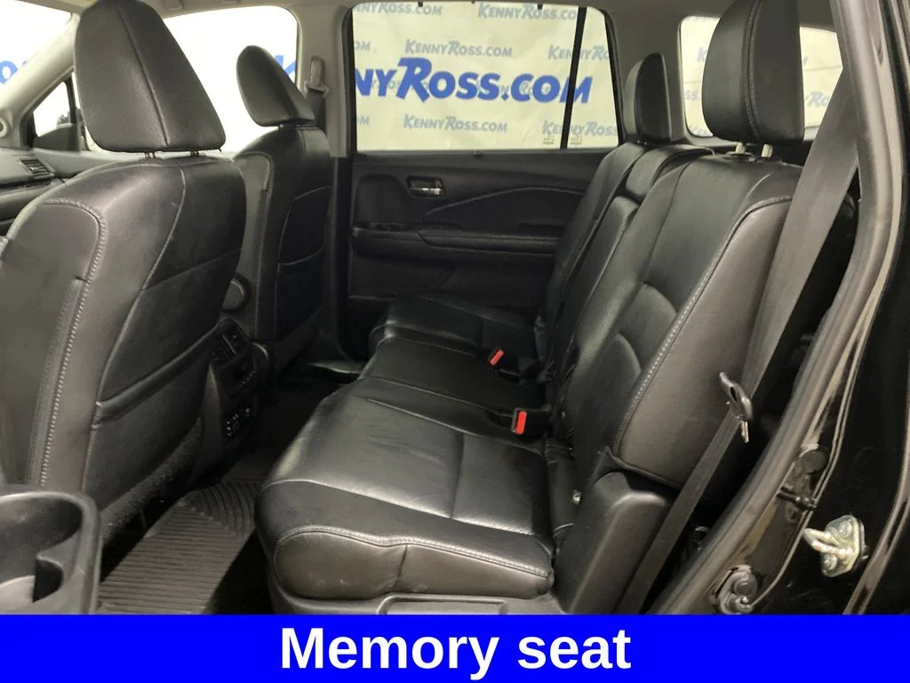 Used 2017  Honda Touring image 12