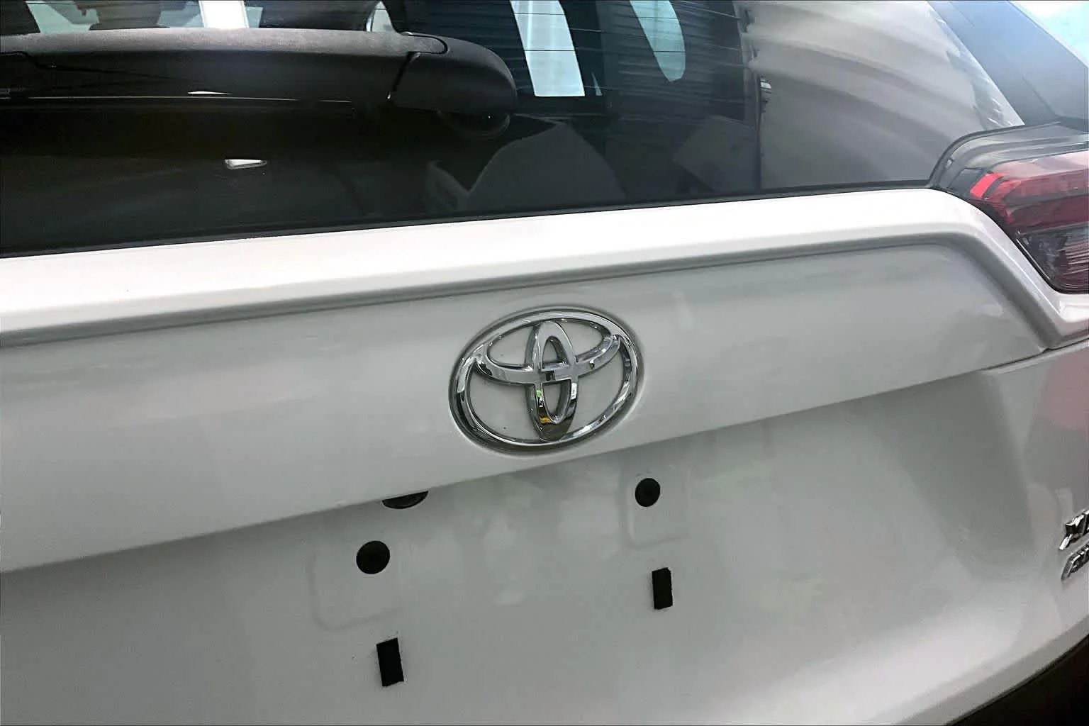 Used 2020 Super White Toyota XLE image 31