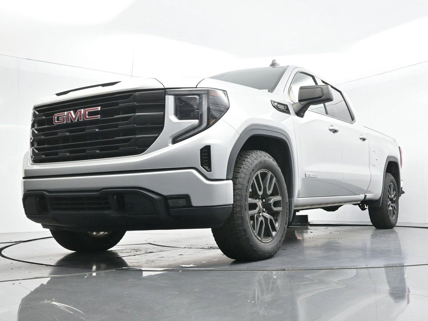 Used 2022 Quicksilver Metallic GMC Elevation image 45