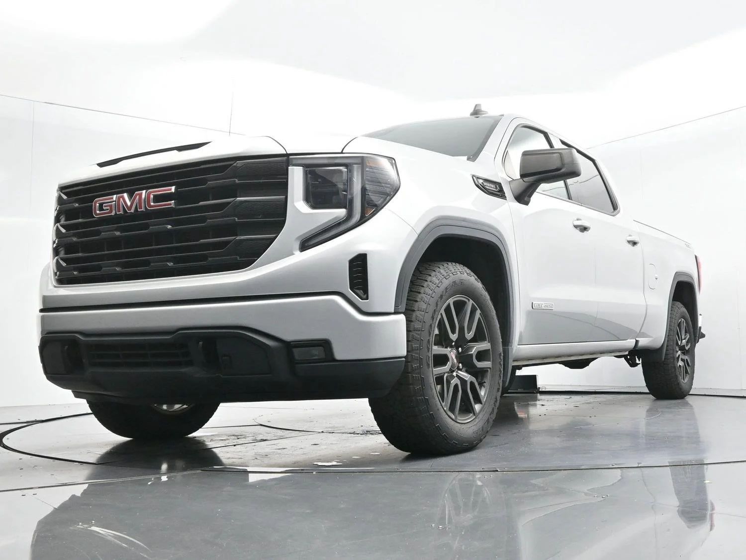 Used 2022 Quicksilver Metallic GMC Elevation image 45