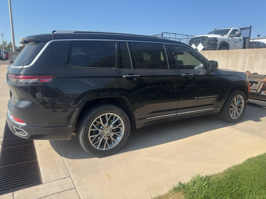 Used 2022 Diamond Black Crystal Pearlcoat Jeep Summit image 3