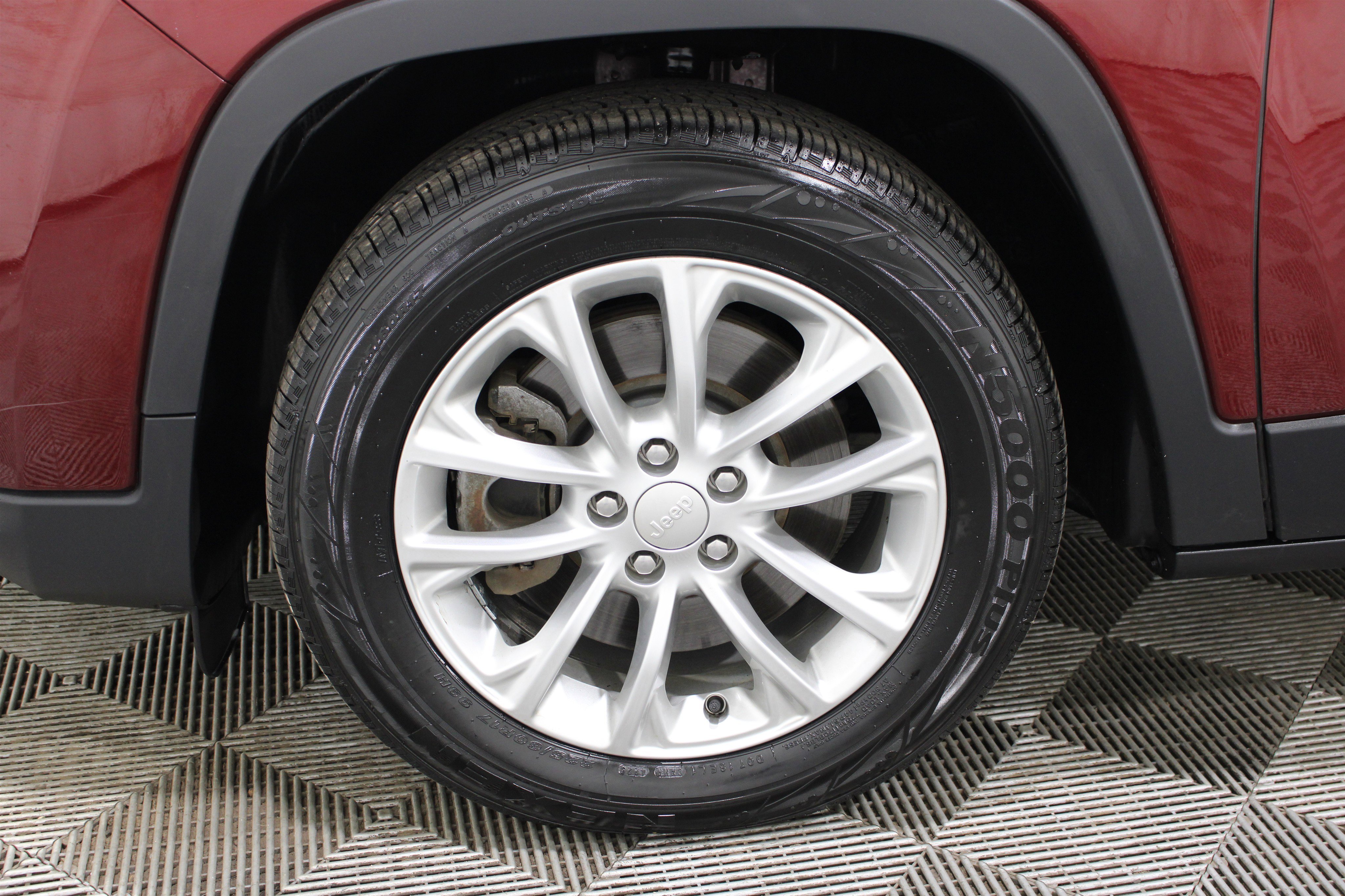 Used 2019 Velvet Red Pearlcoat Jeep Latitude image 33