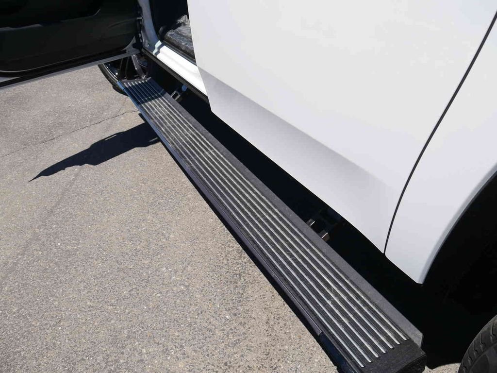 New 2026 Bright White Clear-Coat Exterior Paint Jeep Grand Wagoneer image 15