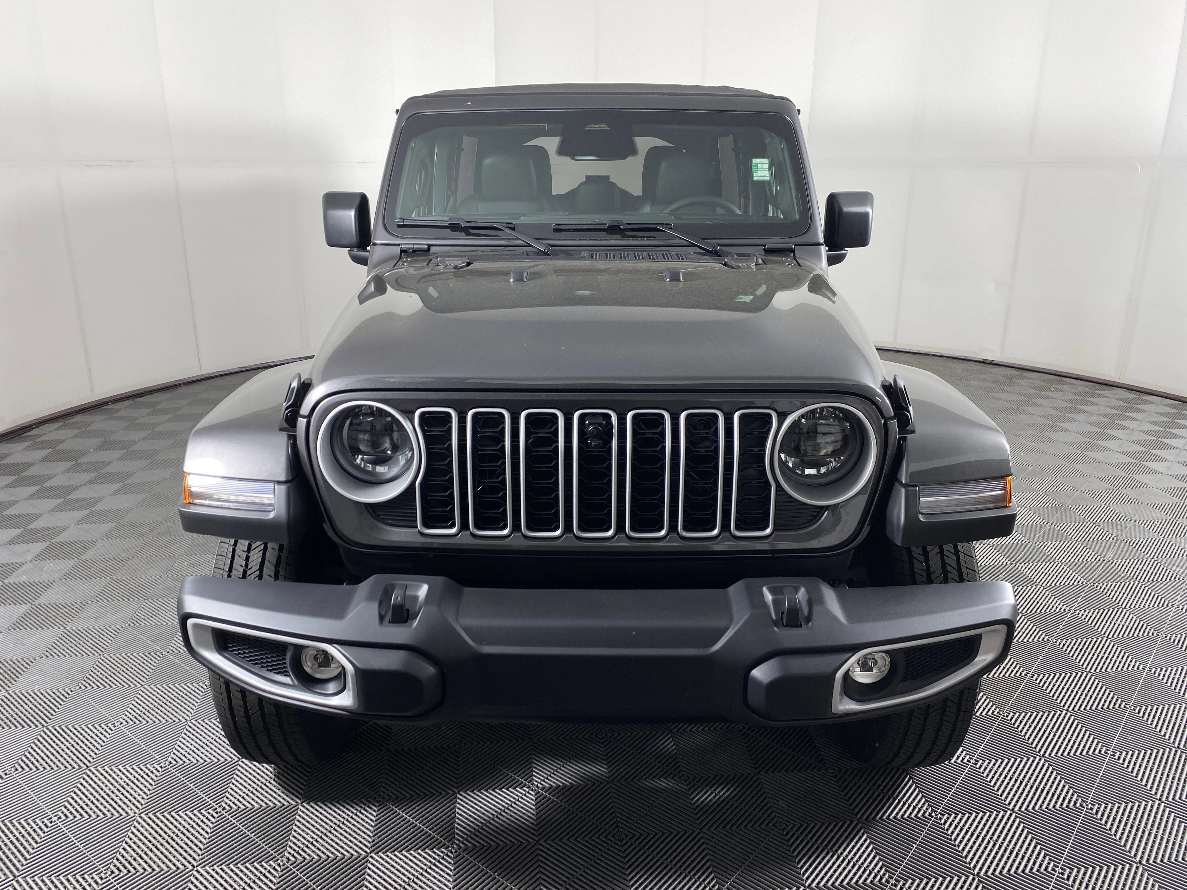 New 2026 Granite Crystal Metallic Clear-Coat Exterior Paint Jeep Sahara image 11