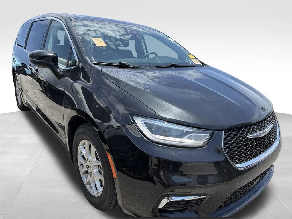 Used 2023 Black Chrysler Touring L image 25