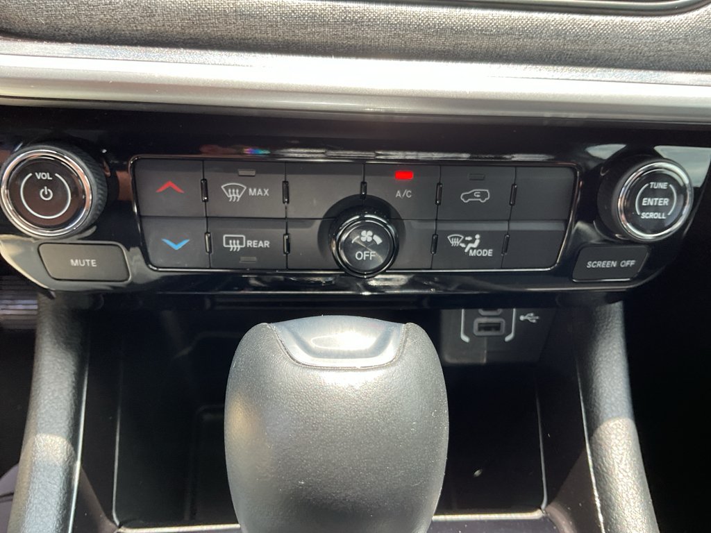 Used 2023 Billet Silver Metallic Clearcoat Jeep Latitude image 30