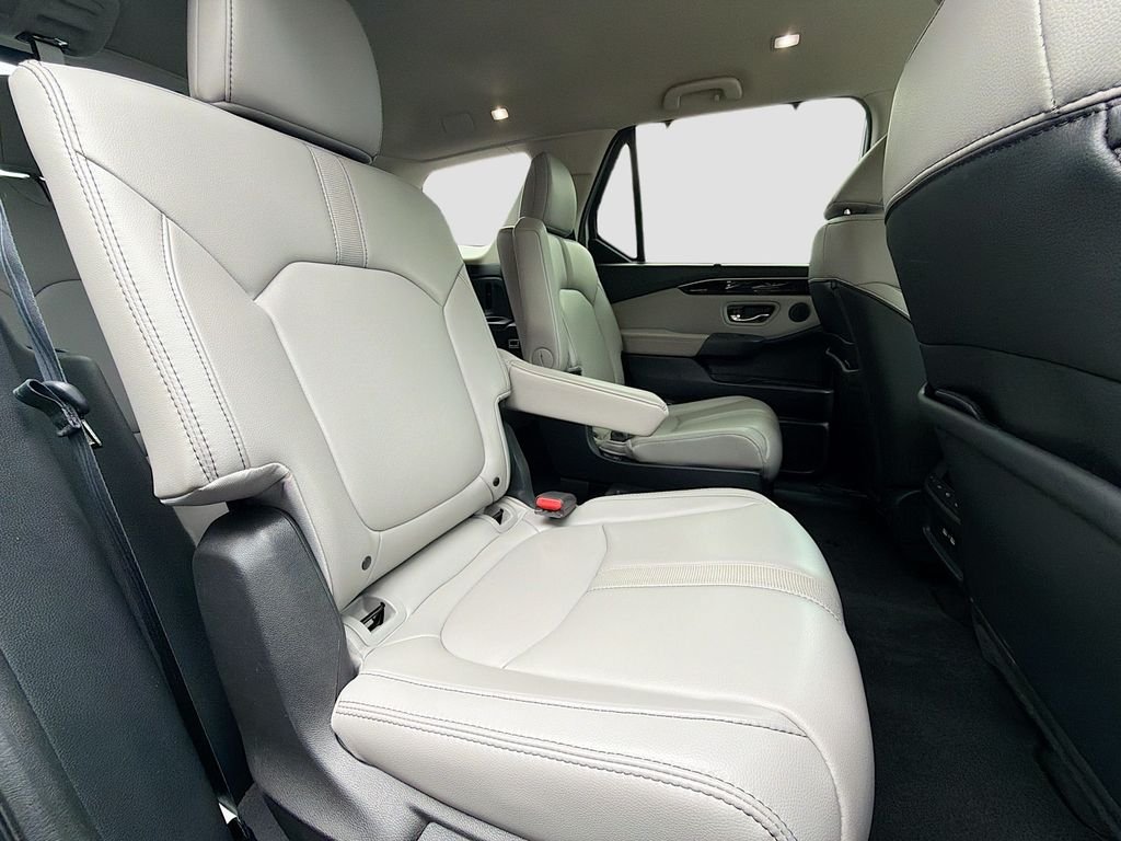 Used 2023 Lunar Silver Metallic Honda EX-L 7 Passenger image 24
