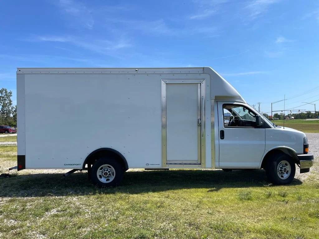 New 2025 Summit White GMC 1WT image 8