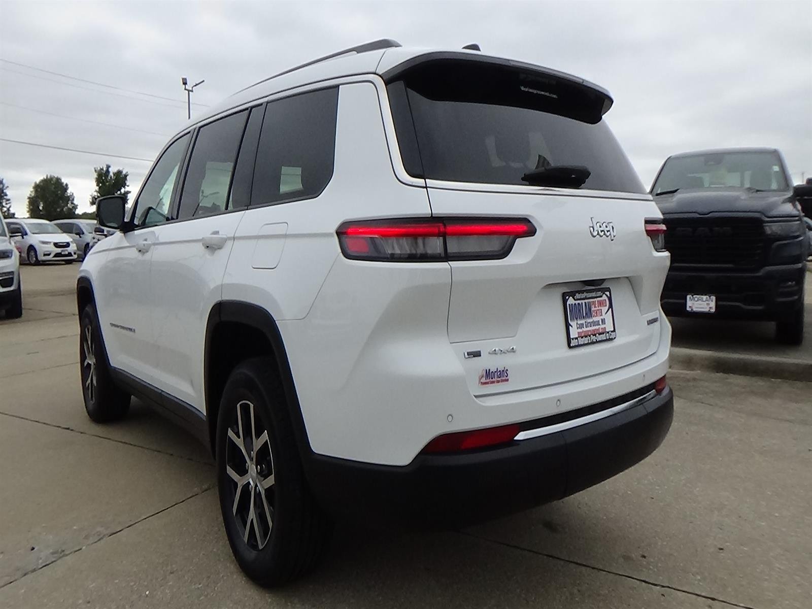 Used 2023 Bright White Clear Coat (pw7) Jeep Limited image 8