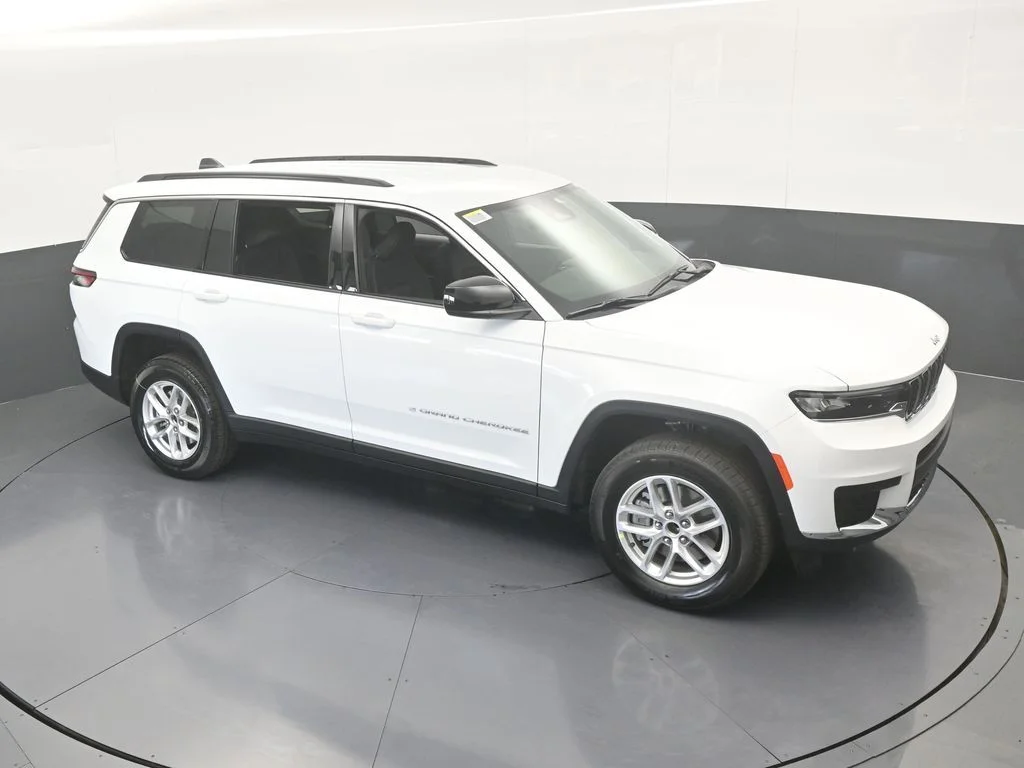 New 2026 Bright White Clear-Coat Exterior Paint Jeep Laredo image 49