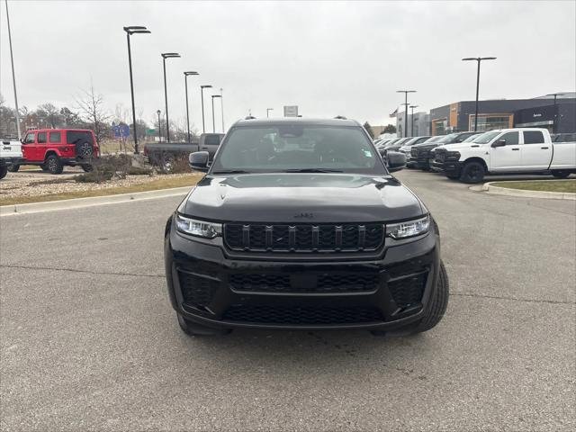New 2026 Diamond Black Crystal Pearl-Coat Exterior Paint Jeep Altitude image 3