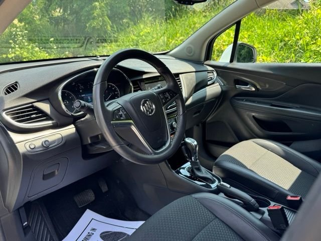 Used 2022 Summit White Buick Preferred image 9