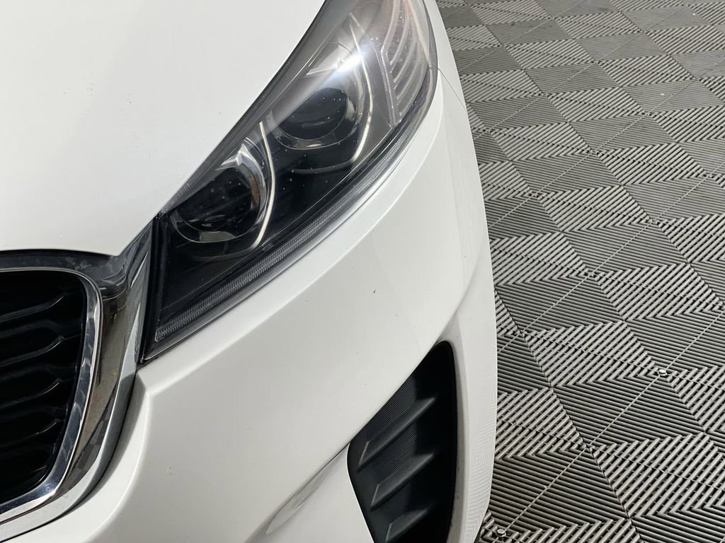 Used 2019 White Kia LX image 9