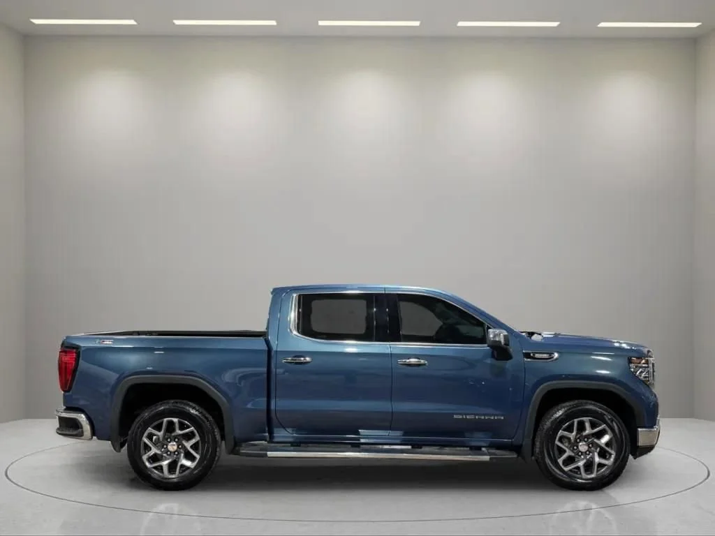 Used 2024 Downpour Metallic GMC SLT image 7