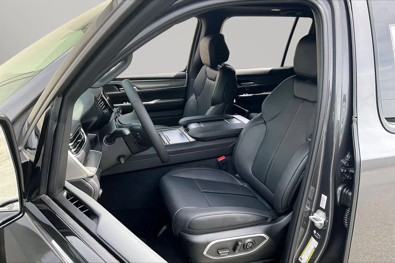 New 2026 Baltic-Gray Metallic Clear-Coat Exterior Paint Jeep Limited Altitude image 20
