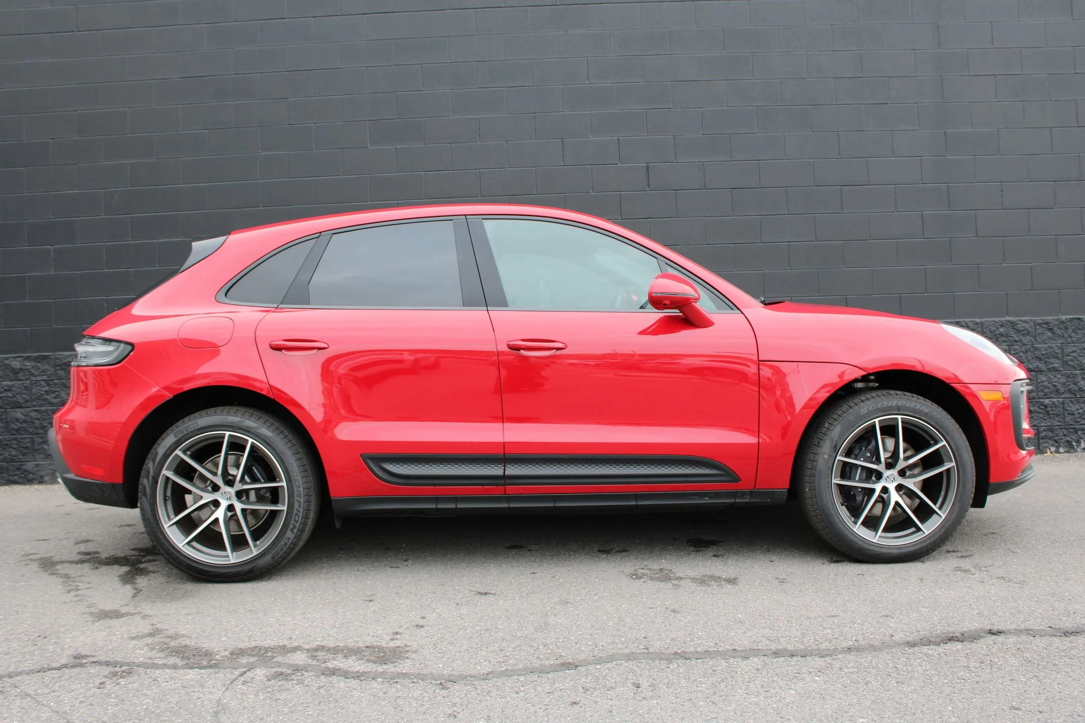 2026 Porsche Macan - Photo 8