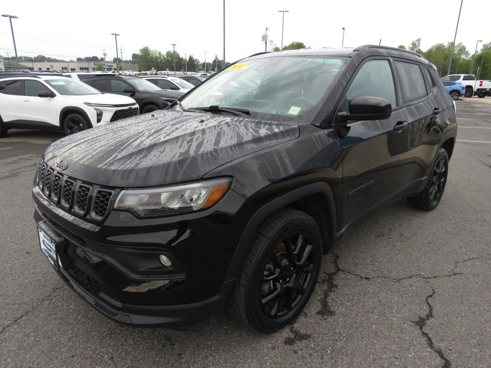 Used 2024 Diamond Black Crystal Pearlcoat Jeep Latitude image 10