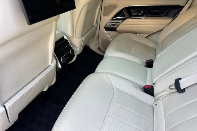 Used 2023 White Land Rover Autobiography image 11