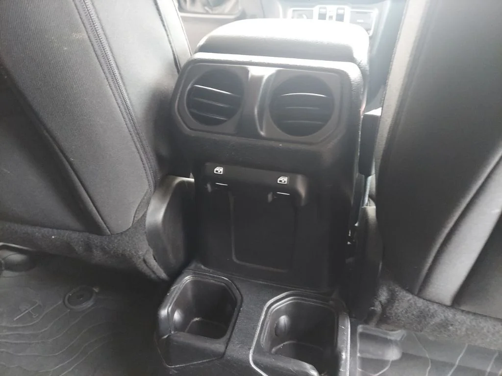 Used 2018 Silver Jeep Unlimited Sport S image 37