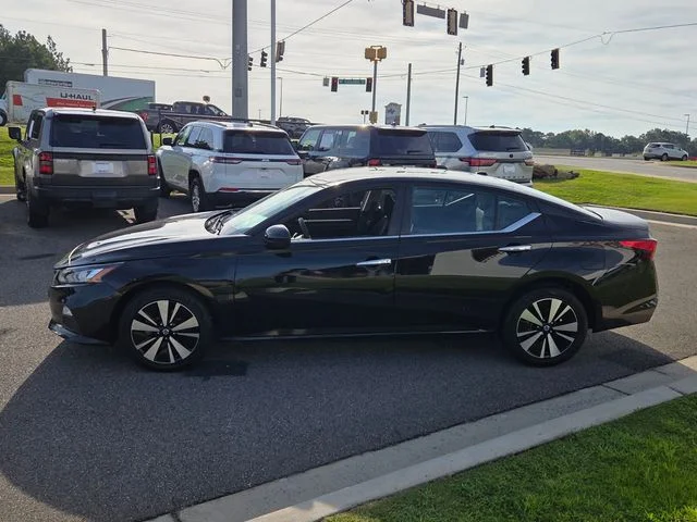 Used 2022 Black Nissan 2.5 SV image 4