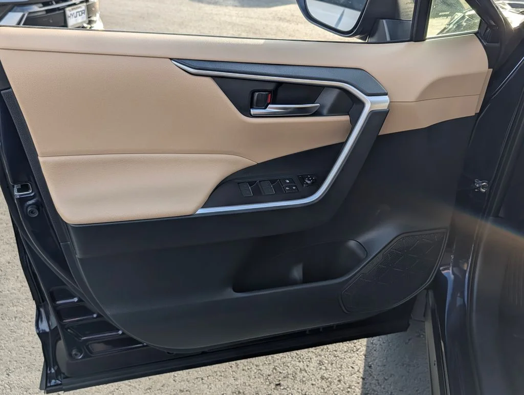 2025 Toyota RAV4 XLE - Photo 16