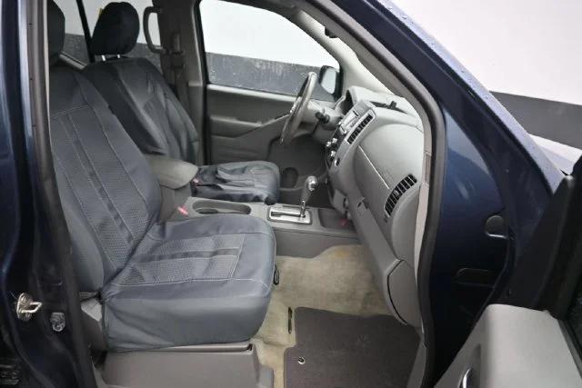 Used 2017 Arctic Blue Metallic Nissan SV image 7