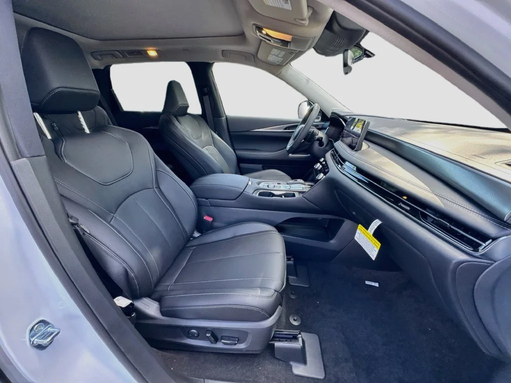 New 2027 White INFINITI LUXE image 31